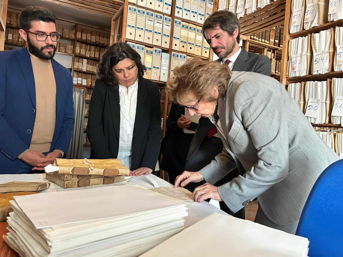 El ministro de Cultura Duante la visita al archivo de la casa de Medina Sidonia. 