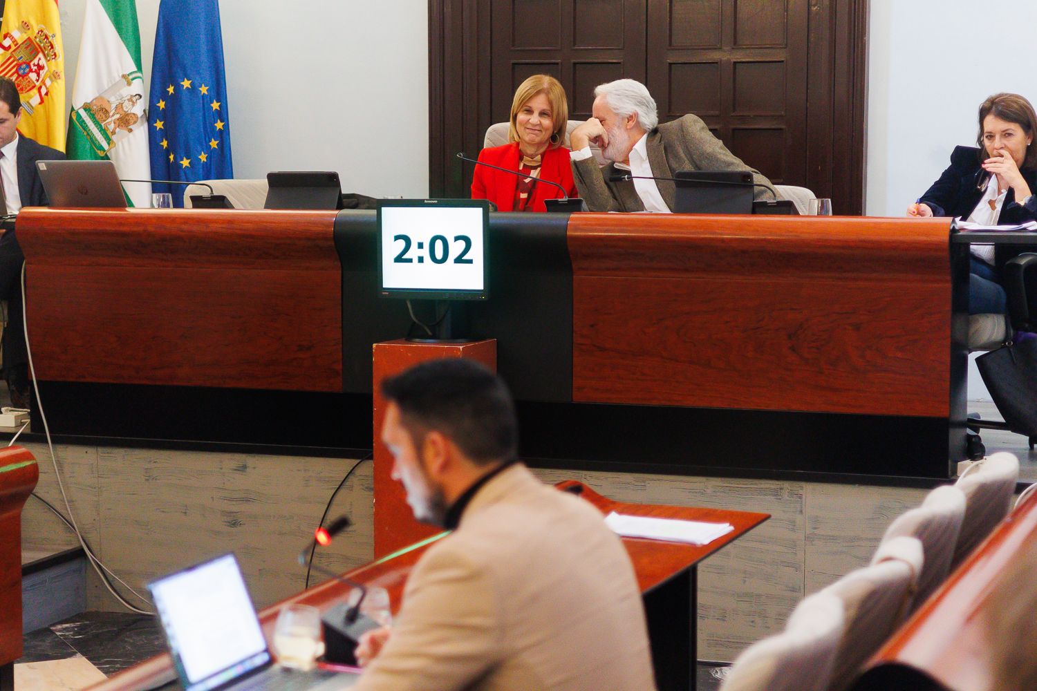 El teniente de alcaldesa Agustín Muñoz, hablando con la alcaldesa durante el pleno.