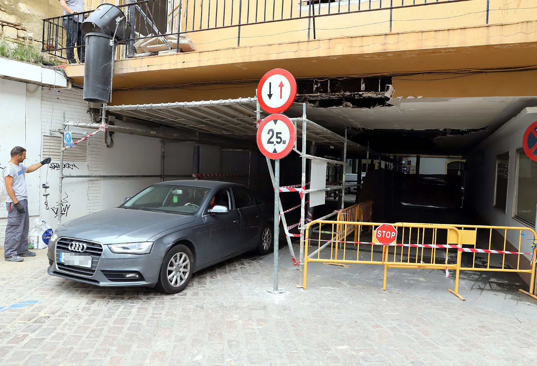 Un coche, pasando por el Pasaje Loyola de Jerez.