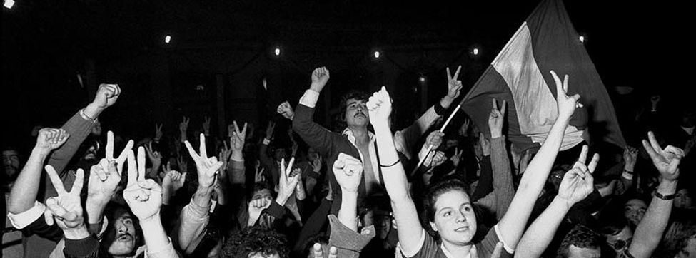 Andaluces y andaluzas celebrando los resultados del referéndum del 28F.