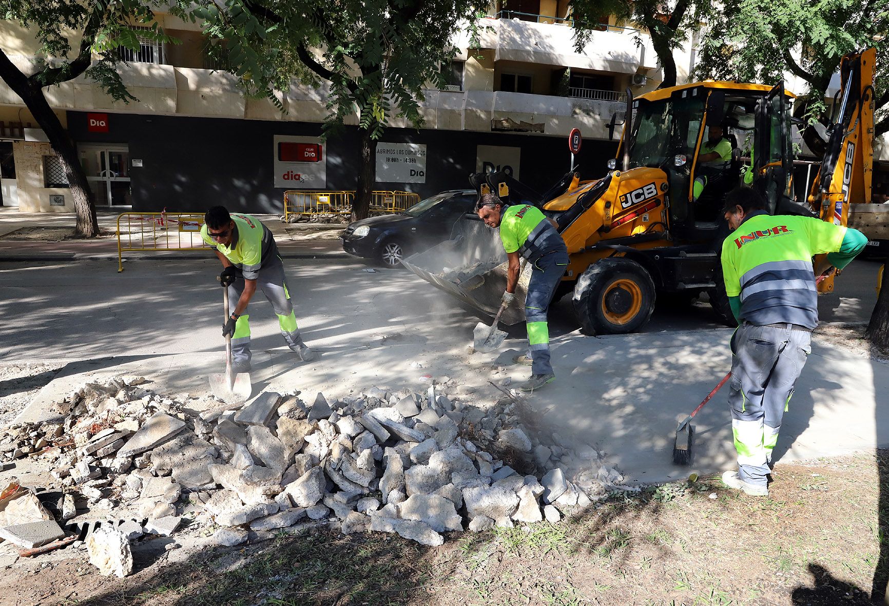 Arreglos de acera en la plaza de Las Marinas.