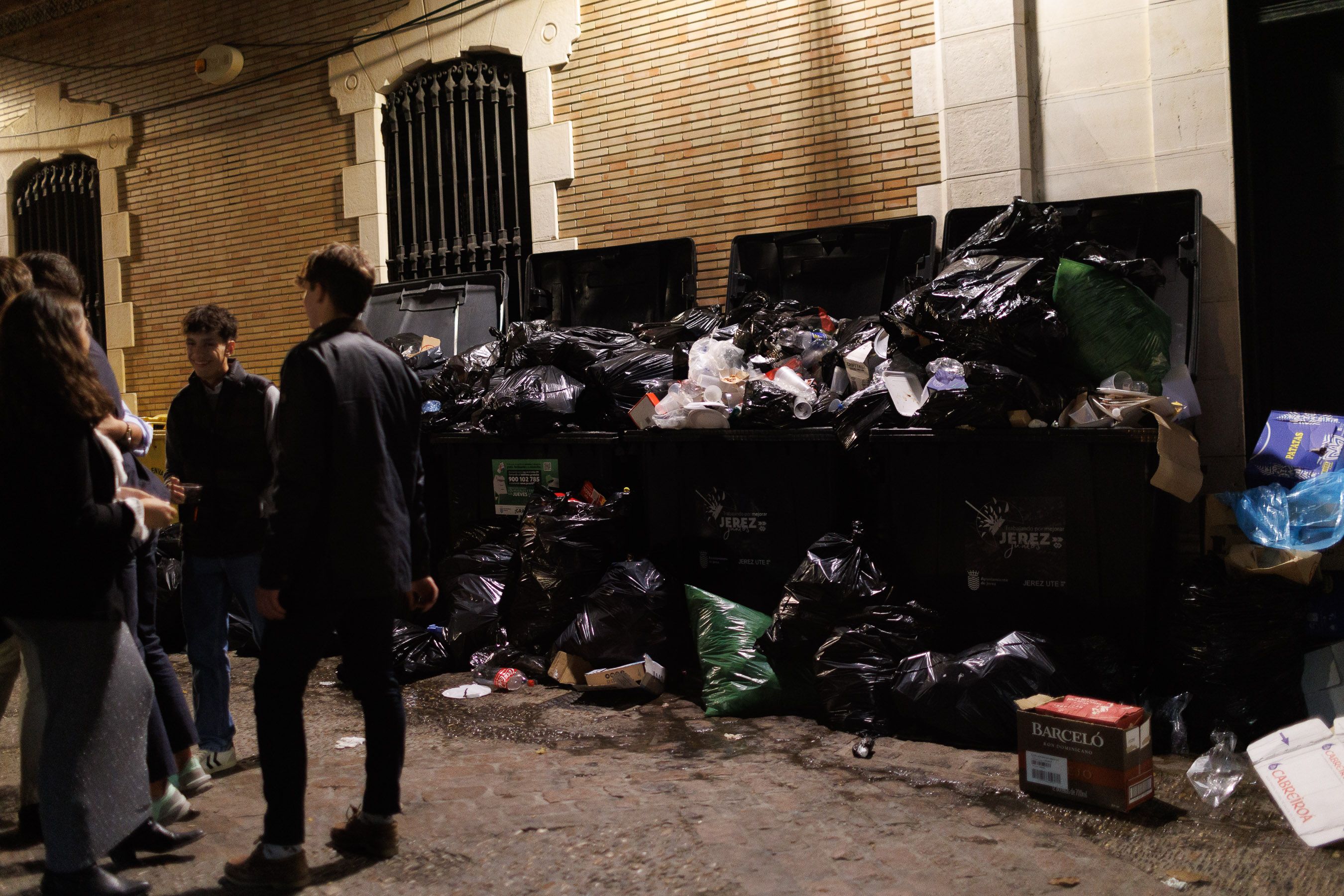 Unos contenedores a rebosar durante las zambombas del último fin de semana 