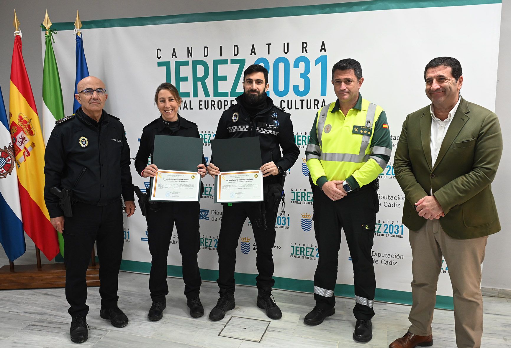 El reconocimiento a los dos agentes de la Policía Local de Jerez. El reconocimiento a los dos agentes de la Policía Local de Jerez.