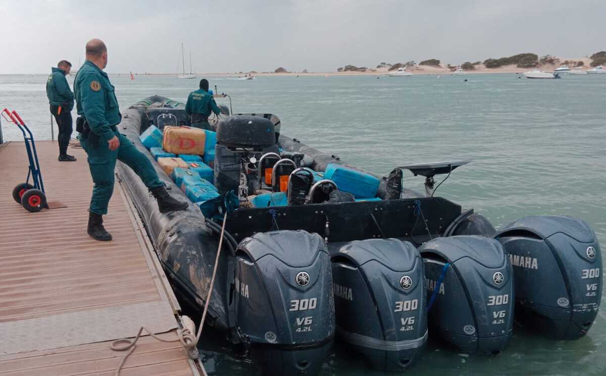 Una narcolancha de cuatro motores cargada de droga en Sancti Petri, imagen de archivo.