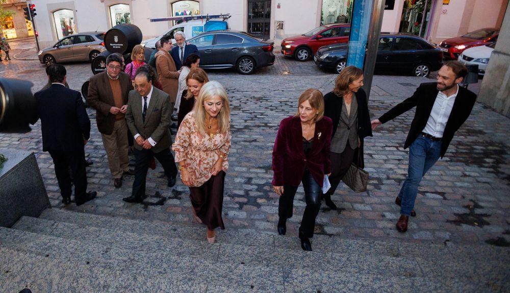 El director de Fundarte, Carlos Granados (d) junto a responsables municipales, con la alcaldesa María José García-Pelayo al frente, y de la Junta, antes de presentar el 29 Festival de Jerez.