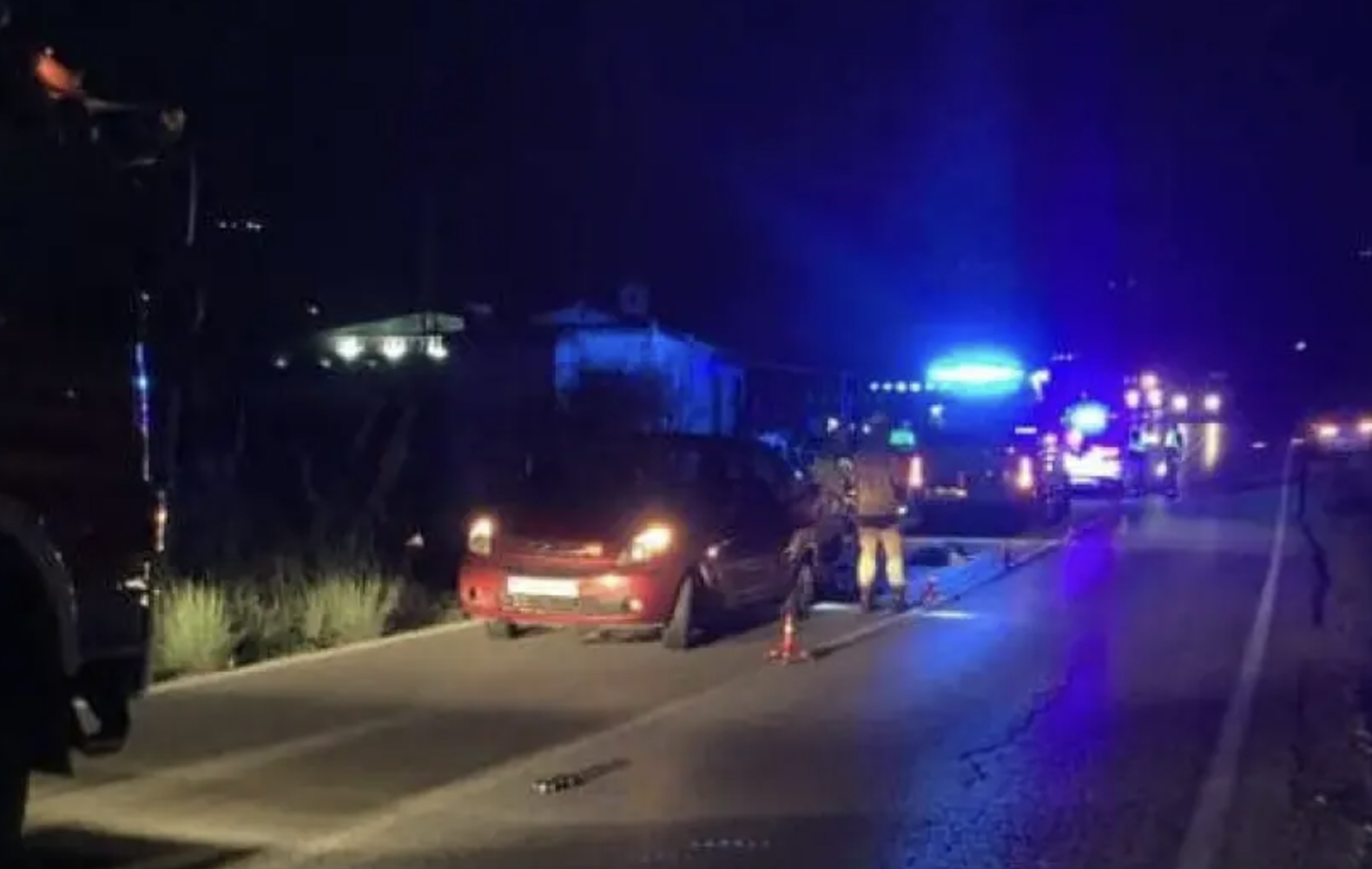 Imagen tras el atropello. FOTO: BOMBEROS DE ALMÚÑECAR Imagen tras el atropello. FOTO: BOMBEROS DE ALMÚÑECAR