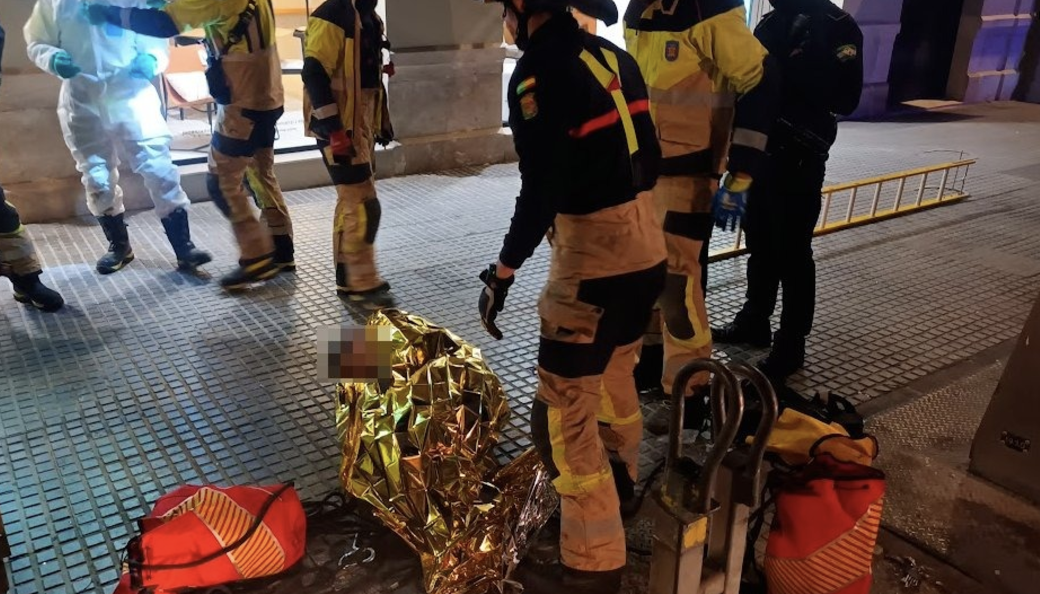 Imagen del rescate del joven en Málaga.