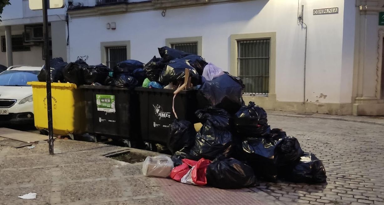 Bolsas de basura amontonadas en el centro de Jerez.