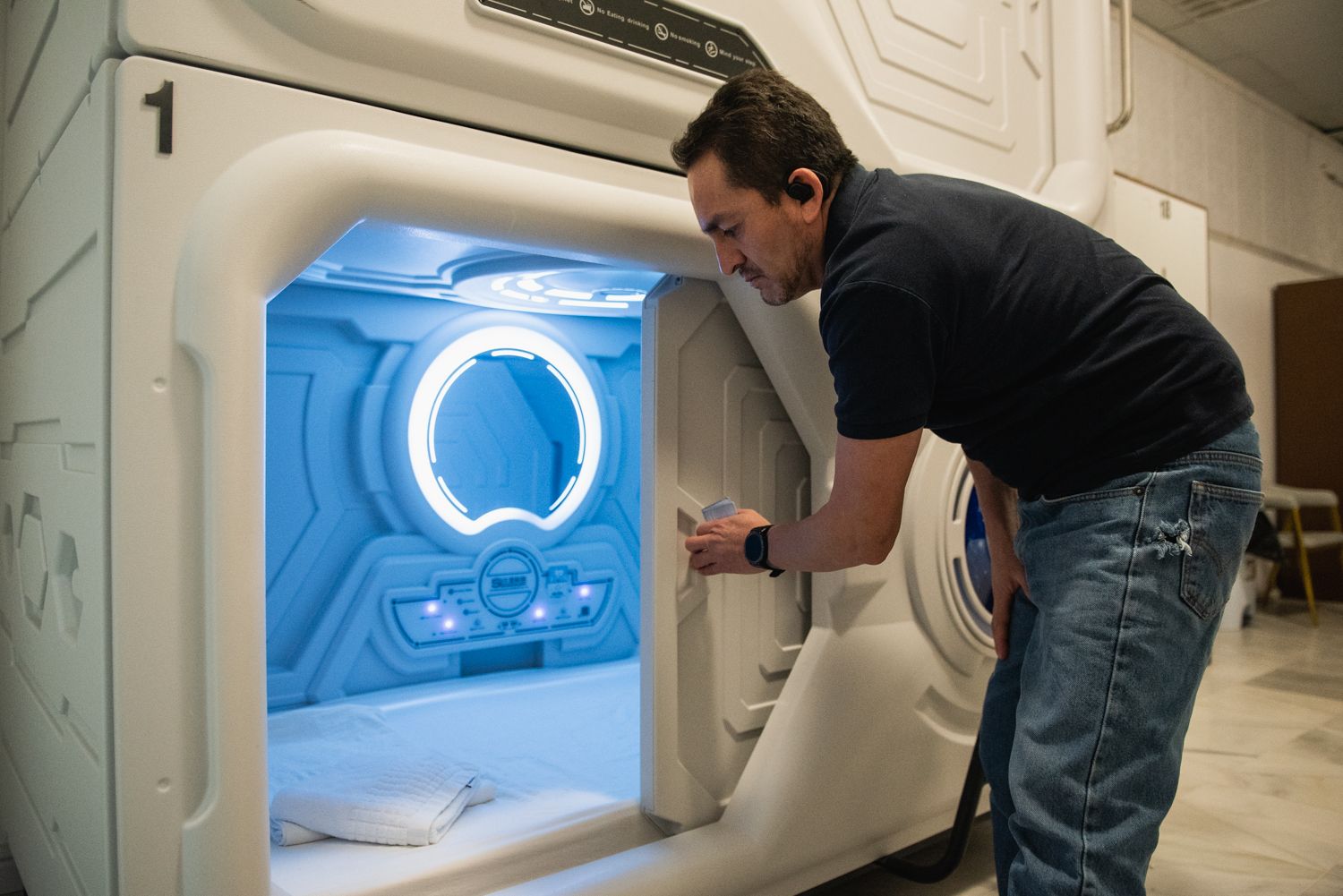 Octavio Castro muestra una cápsula en el Bambú Hostels junto a Santa Justa, en Sevilla.