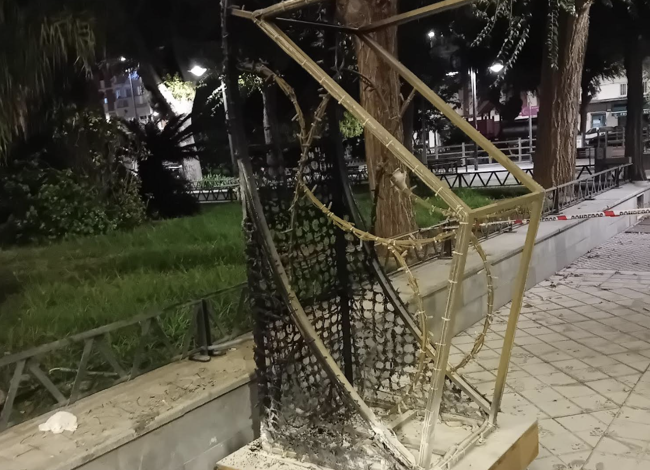Detalle navideño en Cádiz, pasto de un incendio intencionado, este pasado miércoles.