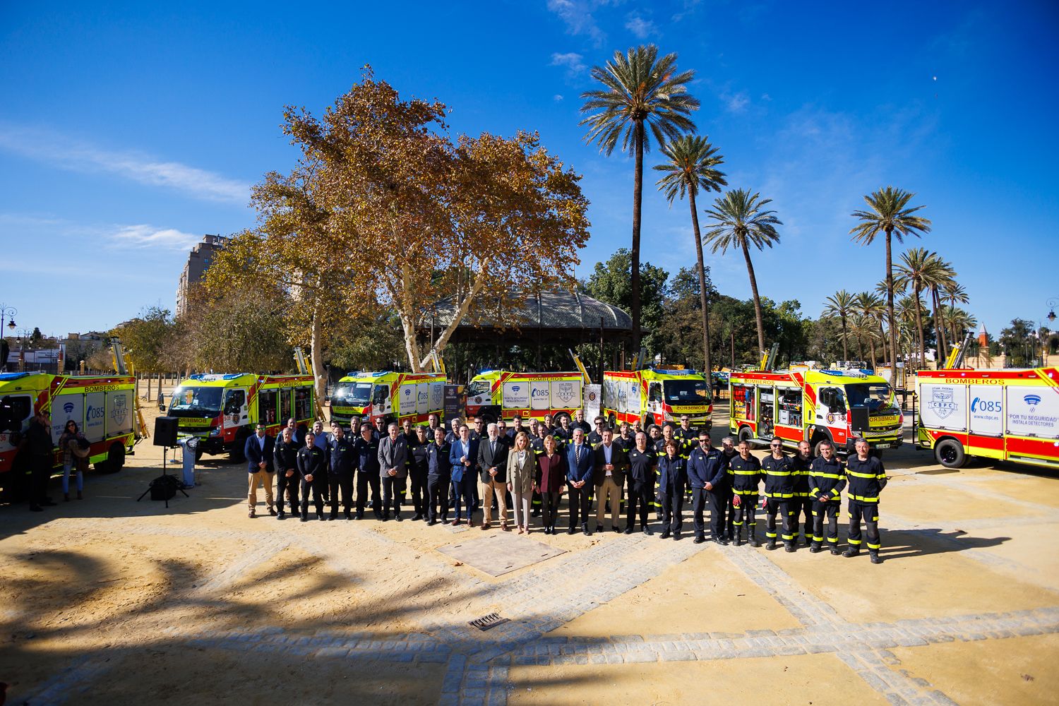 Autoridades y bomberos presentan los nuevos furgones del Consorcio Provincial.