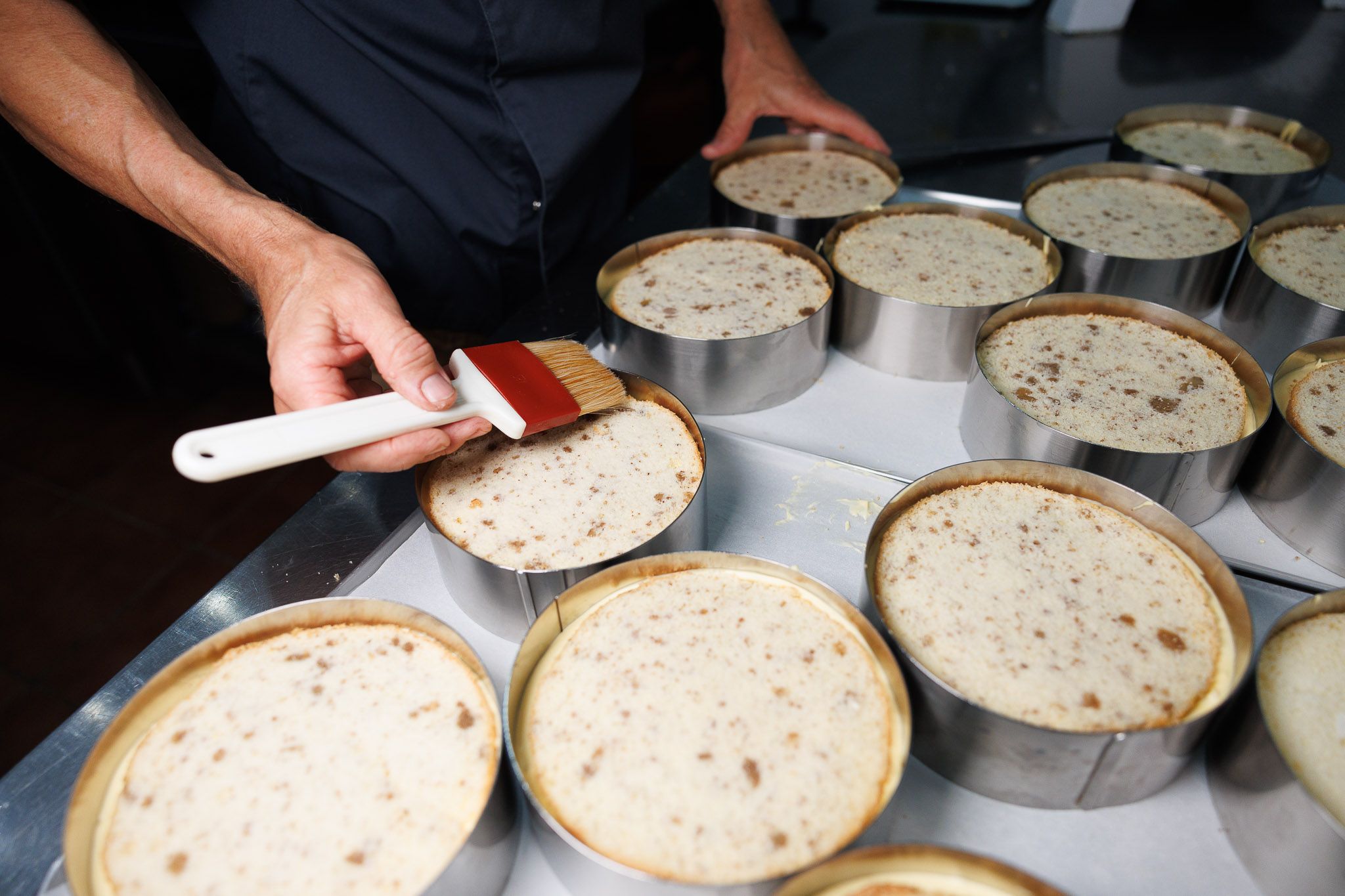 Un panadero durante la elaboración de postres.