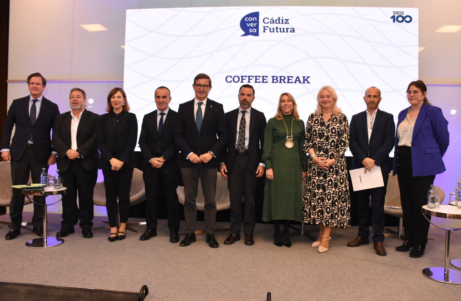 El consejero acompañado por las autoridades provinciales y ponentes de la jornada en la que se habló del sector naval gaditano.