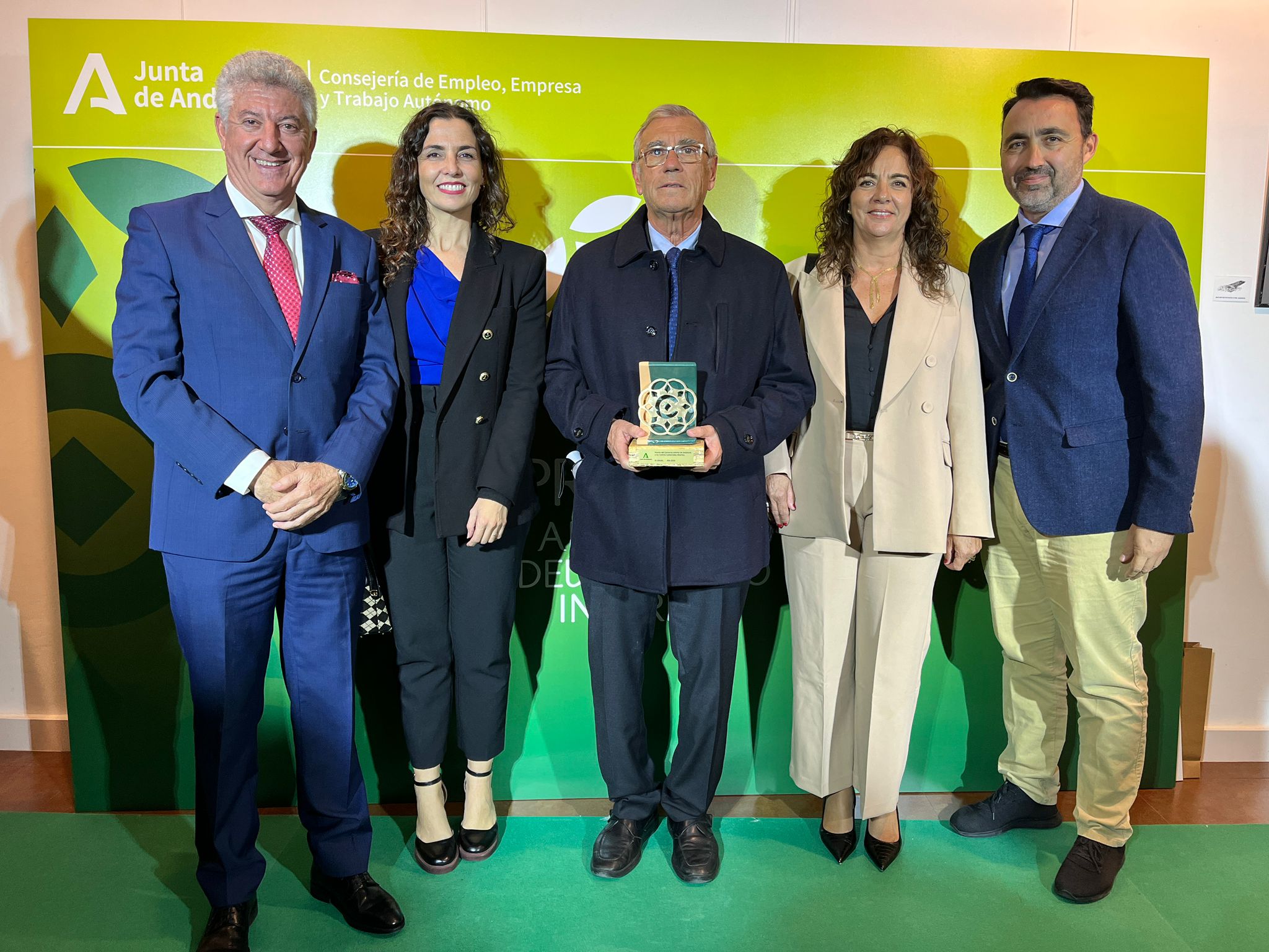 La delegada y dirigentes de la asociación de comerciantes con el premio mejor centro comercial abierto.