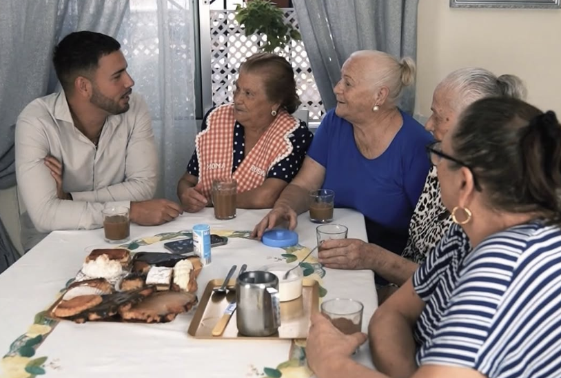 Manuel Loreto, dueño de Jindama, junto a las tatas, en el vídeo que ha publicado sobre el origen de su cocina.