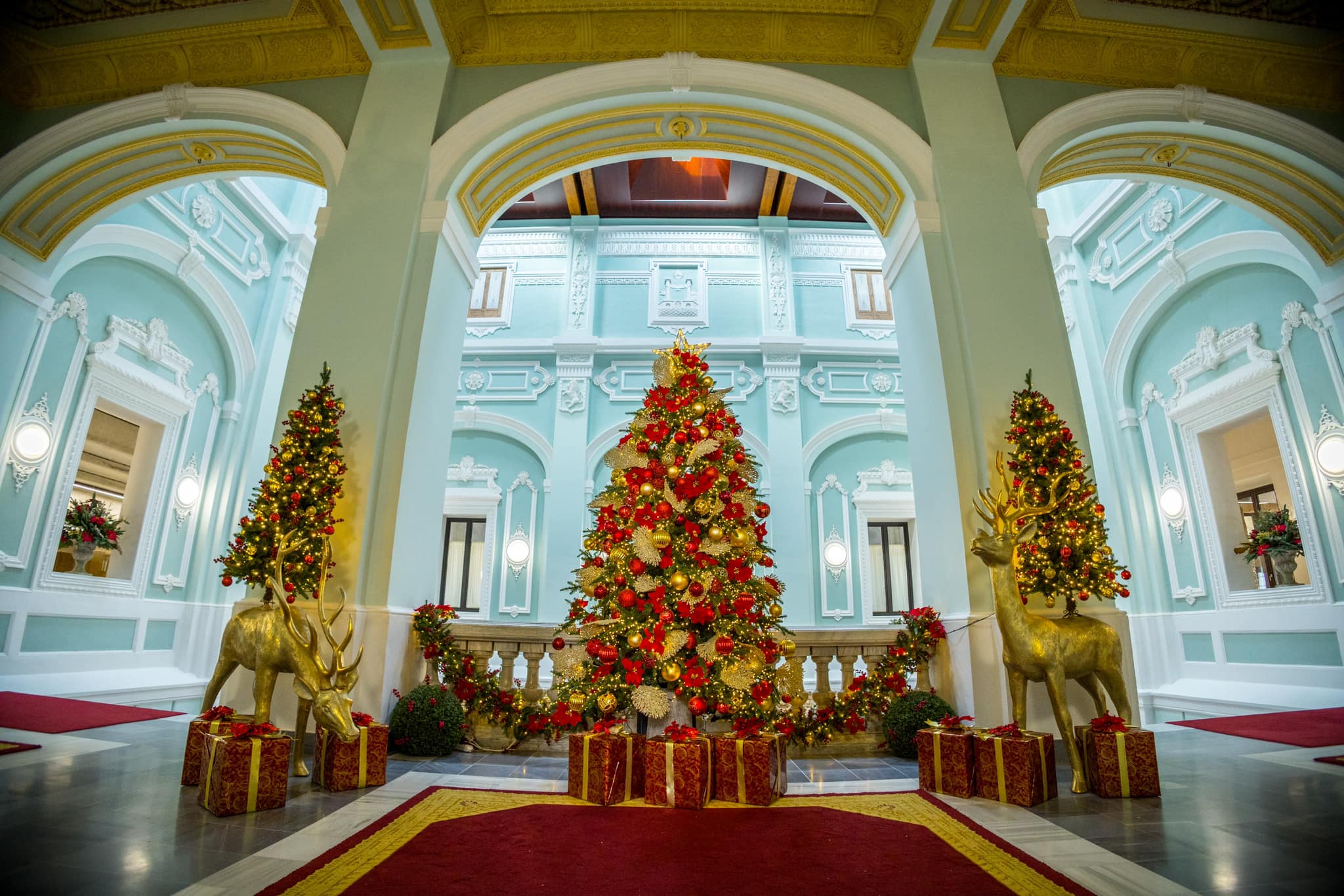 El árbol de Navidad en el Ayuntamiento de San Fernando.