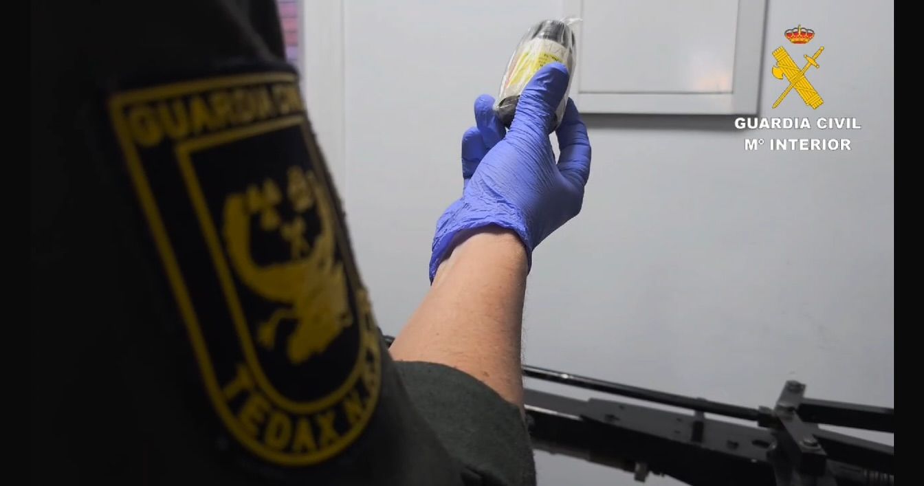 Ácido pícrico retirado por los Tedax de la Guardia Civil en Isla Mayor y otros institutos.