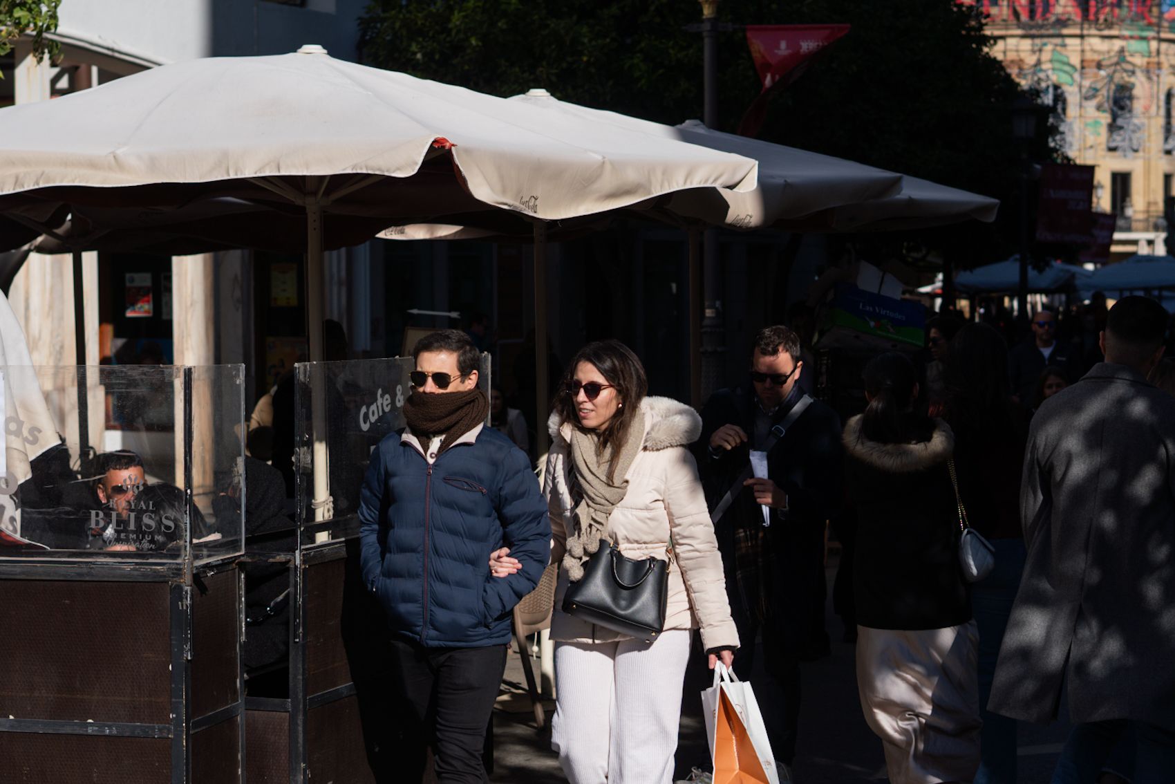 Personas abrigadas en un domingo gélido de puente de la Constitución en Jerez. 