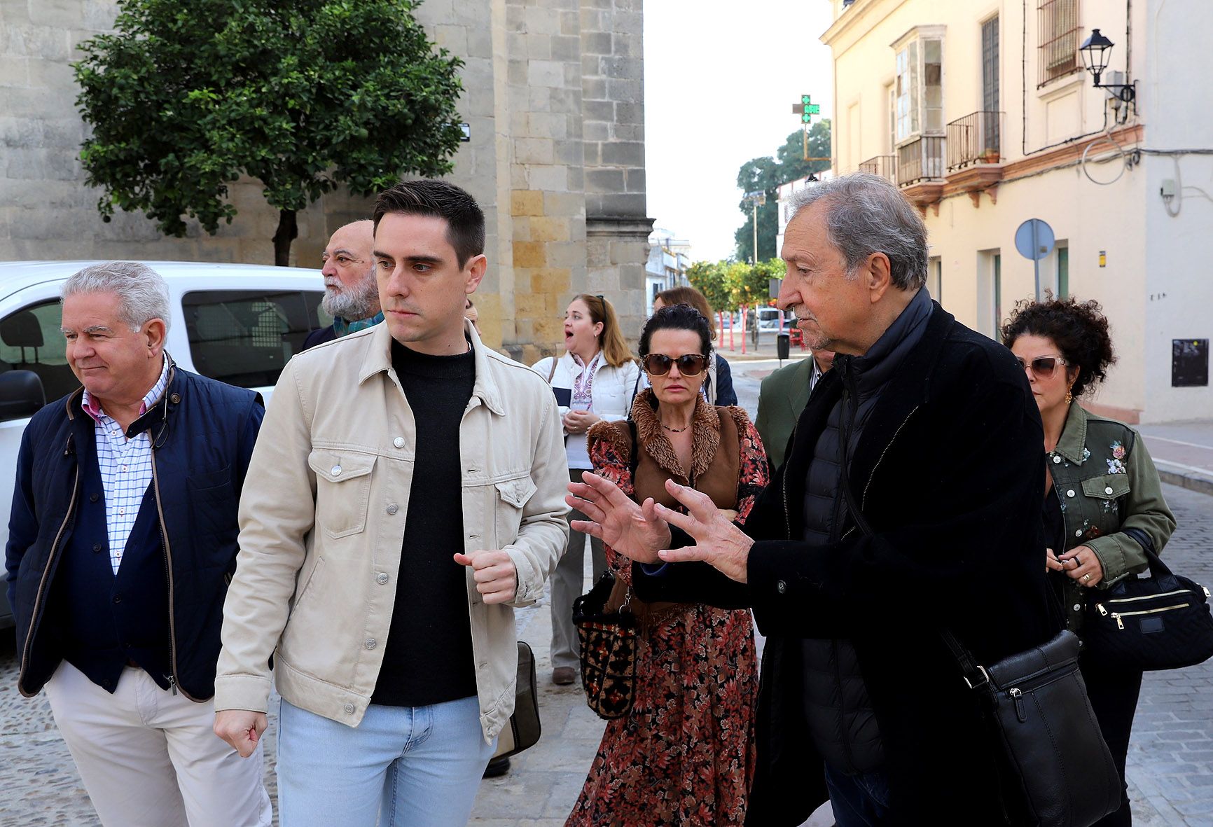 Jaime Espinar durante la visita con representantes vecinales del barrio de Santiago, en Jerez, entre ellos Paco Lobatón.
