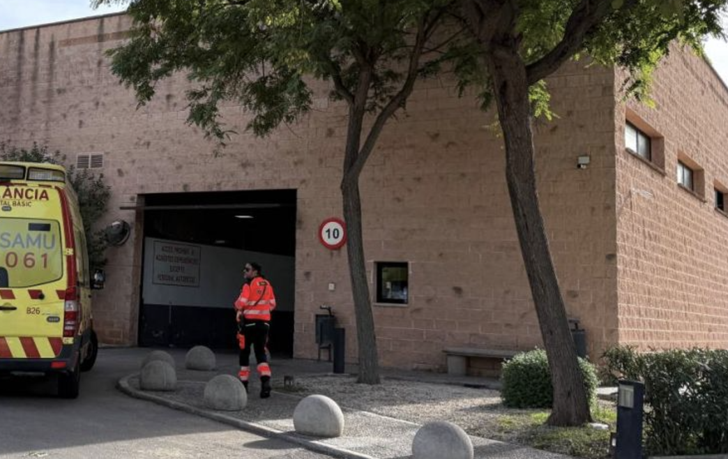 Ambulancia en el tanatorio de Palma.