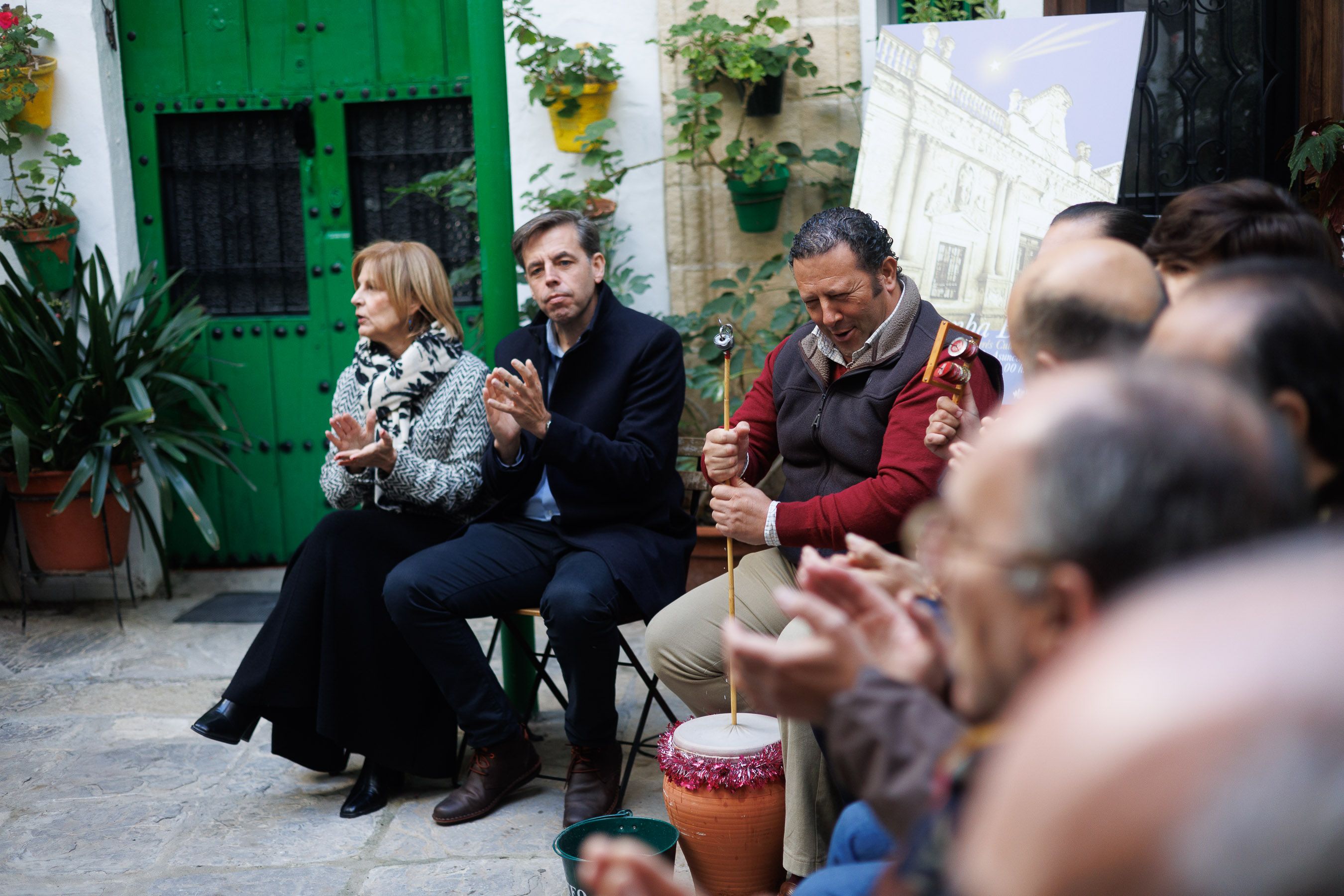 Cristóbal Ortega, director del Instituto Andaluz del Flamenco, el segundo por la izquierda, en una zambomba en Jerez. Cristóbal Ortega, director del Instituto Andaluz del Flamenco, el segundo por la izquierda, en una zambomba en Jerez.