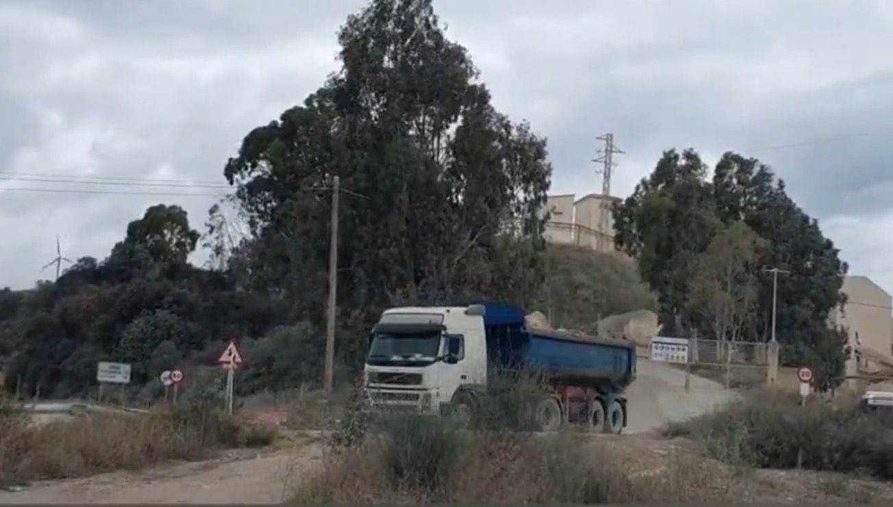 La Junta niega ilegalidades en la exportación de piedras de Casares a Gibraltar. La Junta niega ilegalidades en la exportación de piedras de Casares a Gibraltar.