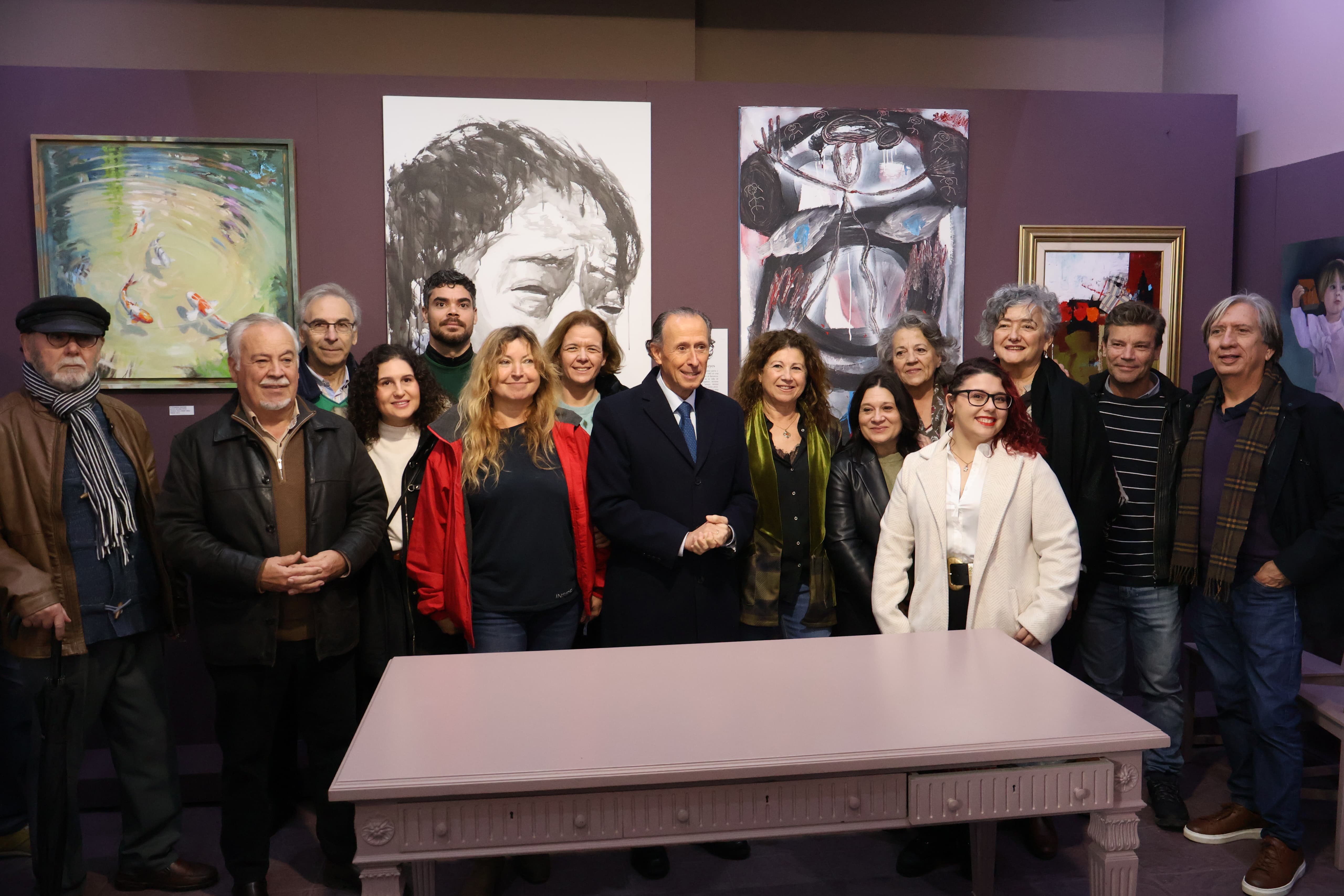 El alcalde de Chiclana junto a algunos de los protagonistas de la exposición Mercart.