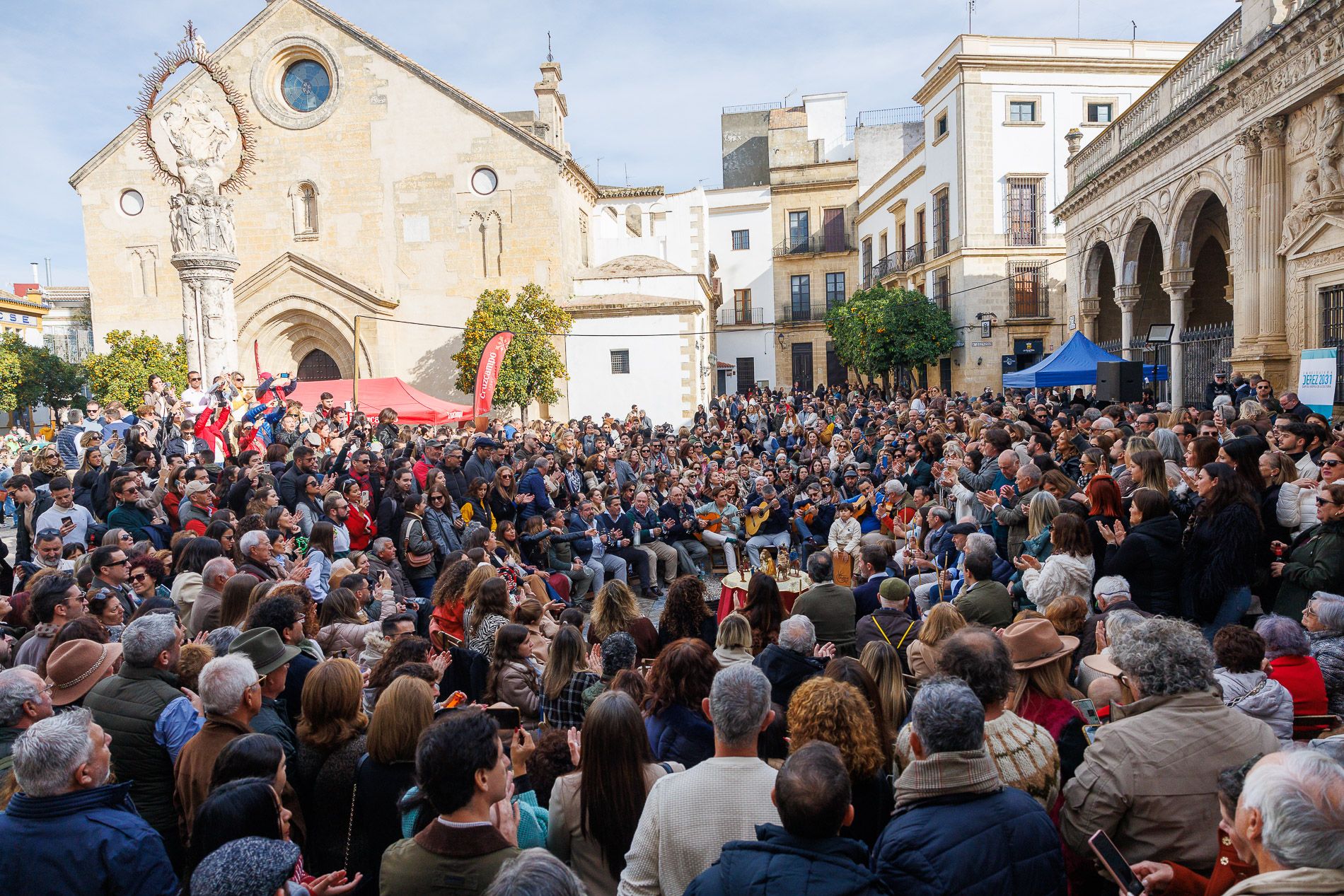 La Zambomba BIC 2024 en la plaza de la Asunción, 'el sitio' por excelencia de la fiesta en los últimos años. 