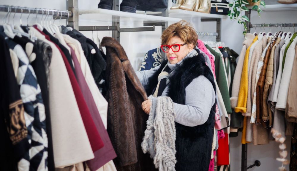 La tienda ofrece abrigos y chaquetones.