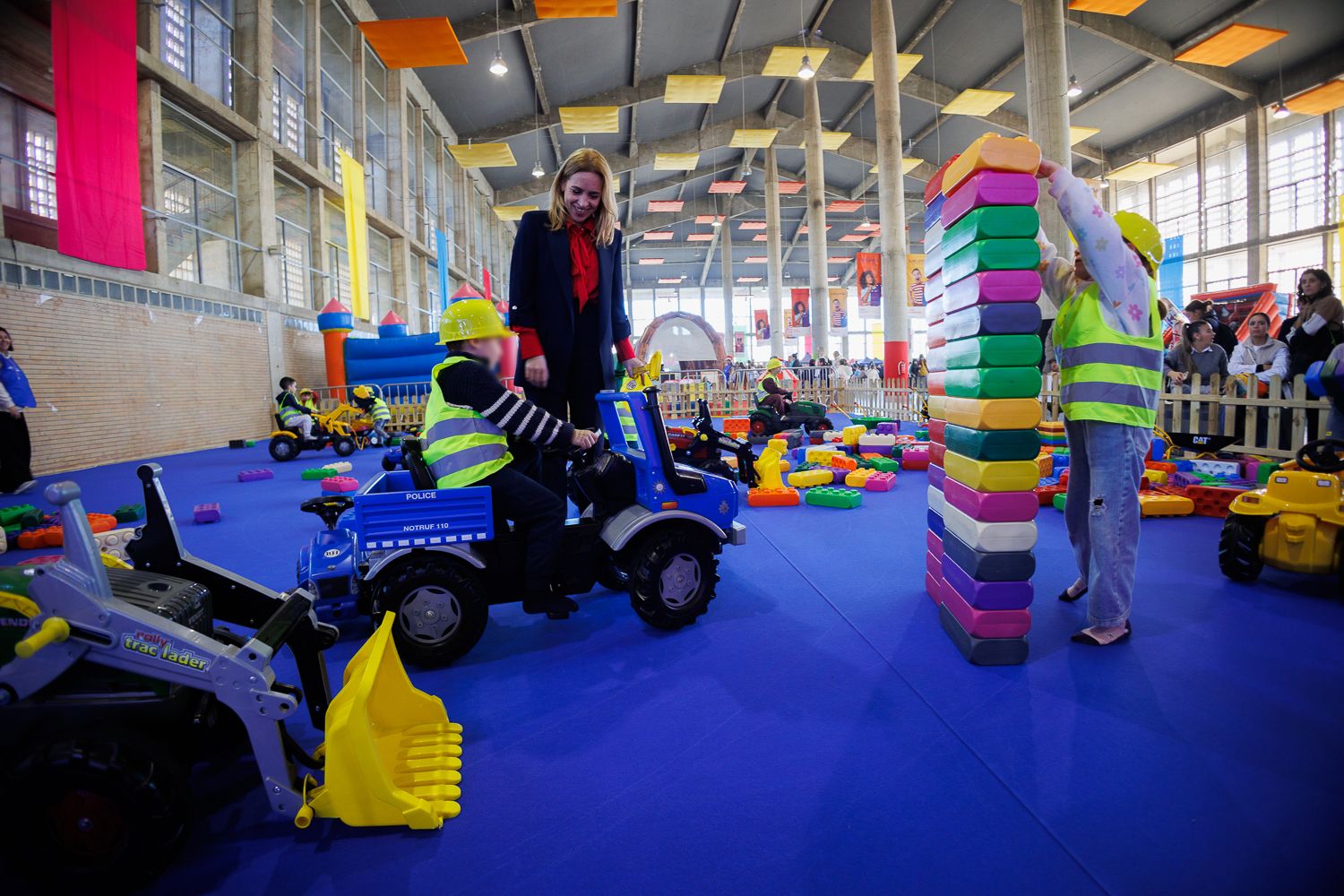 Los pequeños disfrutan en el primer día de Juvelandia.