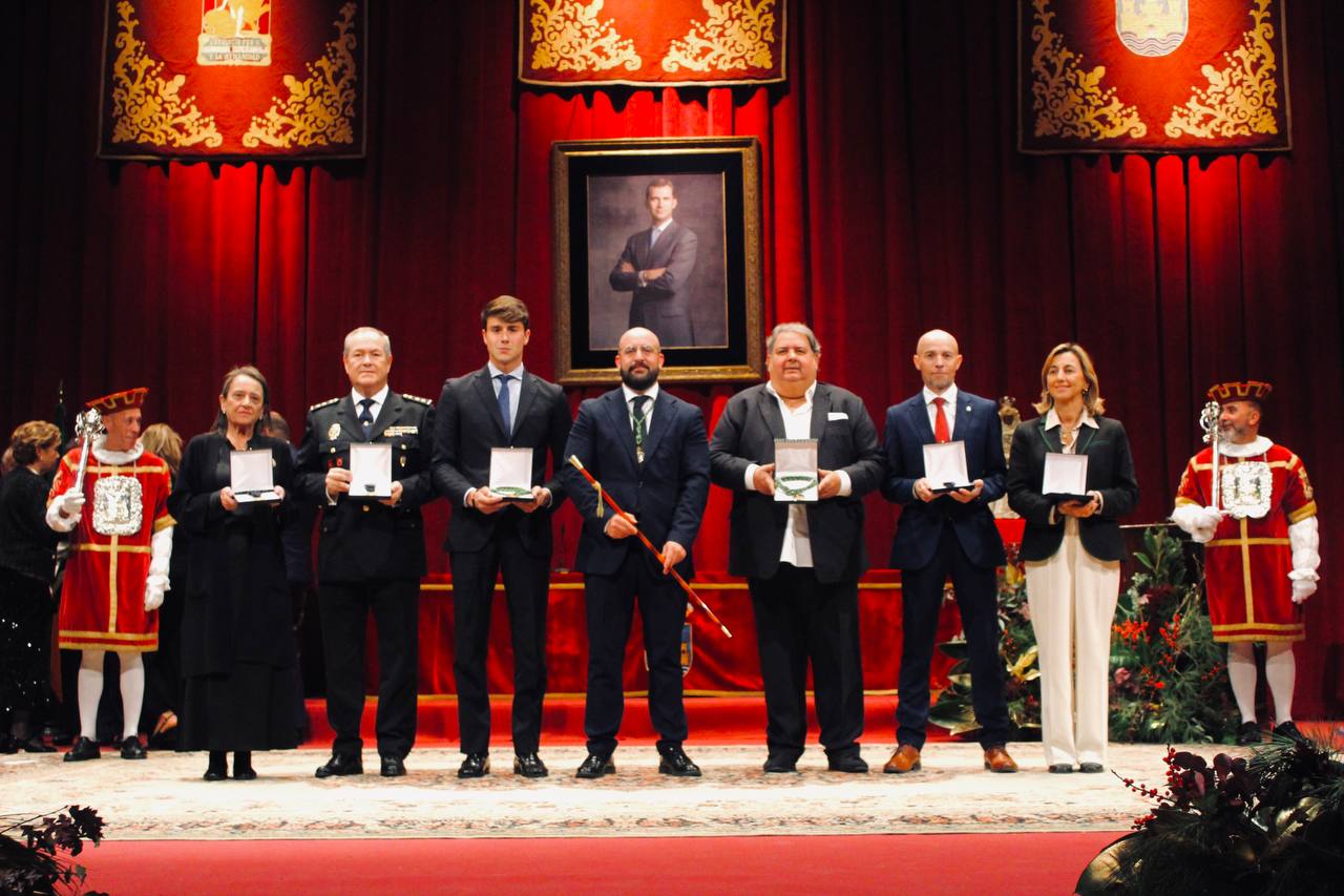 El alcalde de El Puerto acompañado por los ciudadanos y entidades distinguidas.