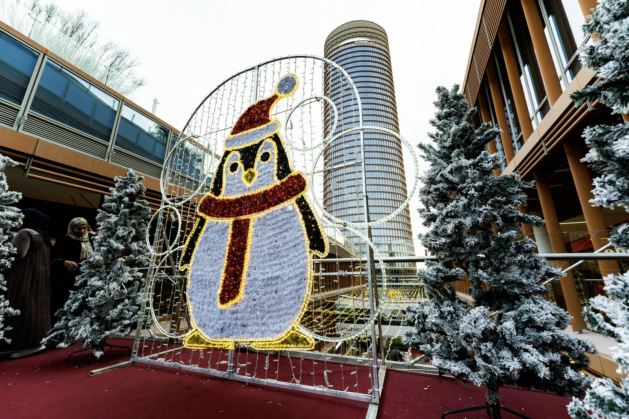 Decoración navideña del centro comercial Torre Sevilla en Navidad. 