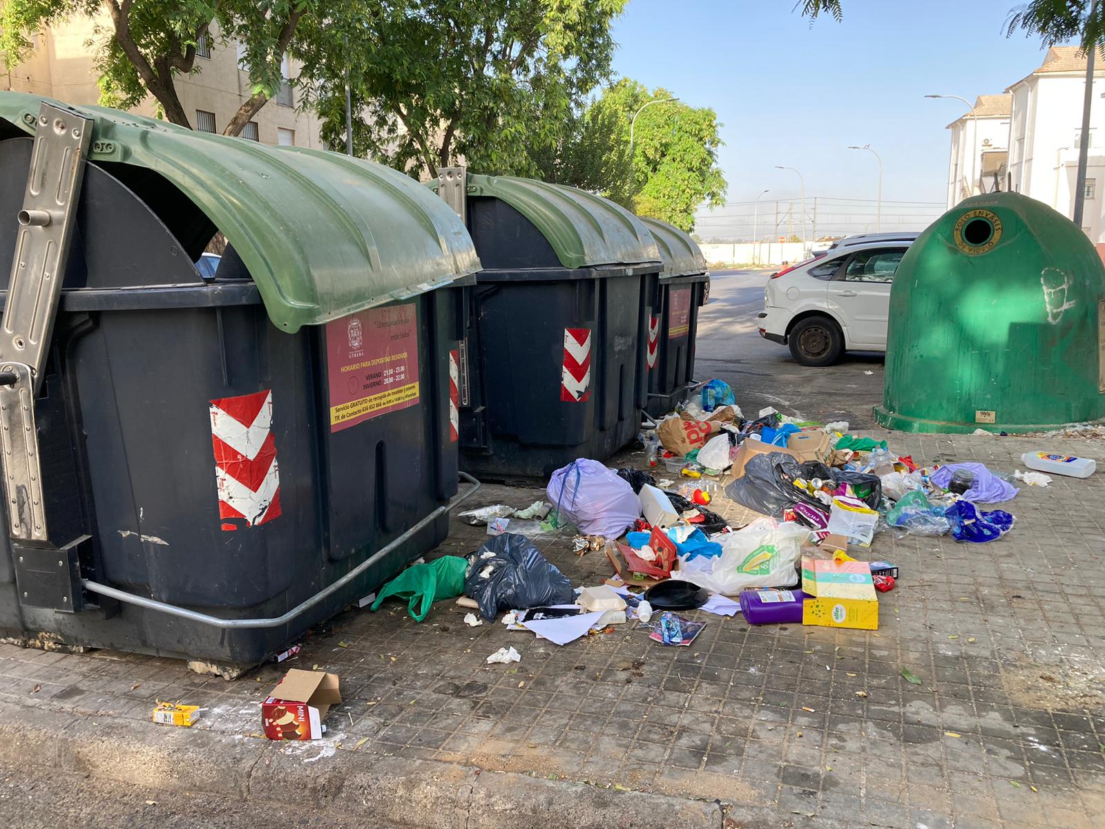 La recogida de basuras, "deficiente" en Utrera, según explica el PSOE.