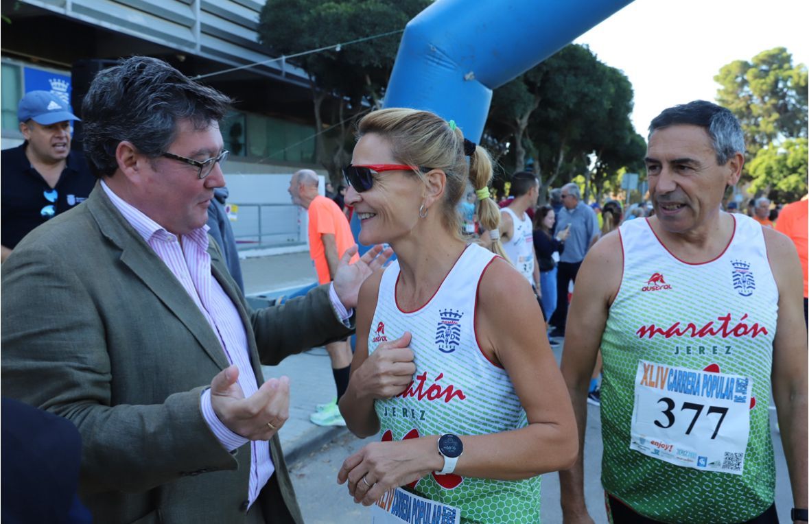 José Ángel Aparicio, a la izquierda, en una imagen reciente en la Carrera Popular de Jerez.