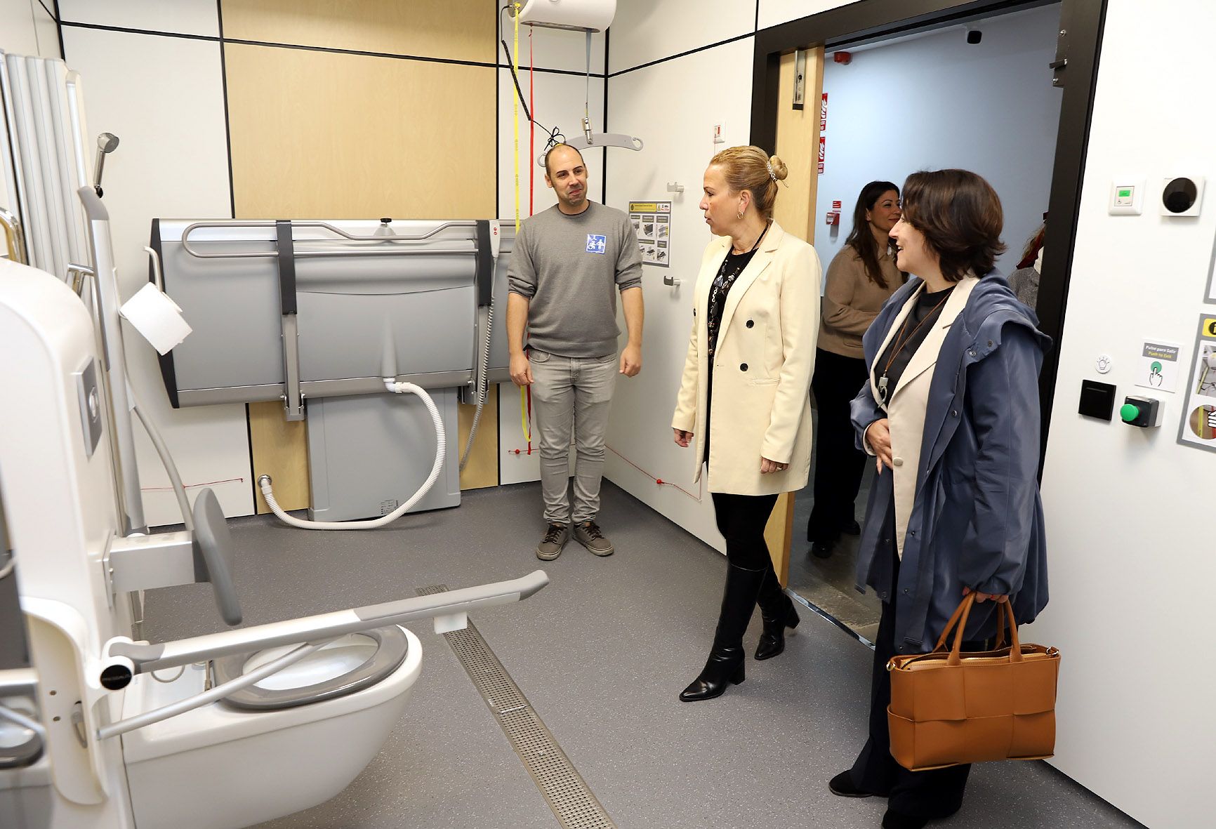 Yessika Quintero y Nela García, en la inauguración del aseo inclusivo en Luz Shopping.