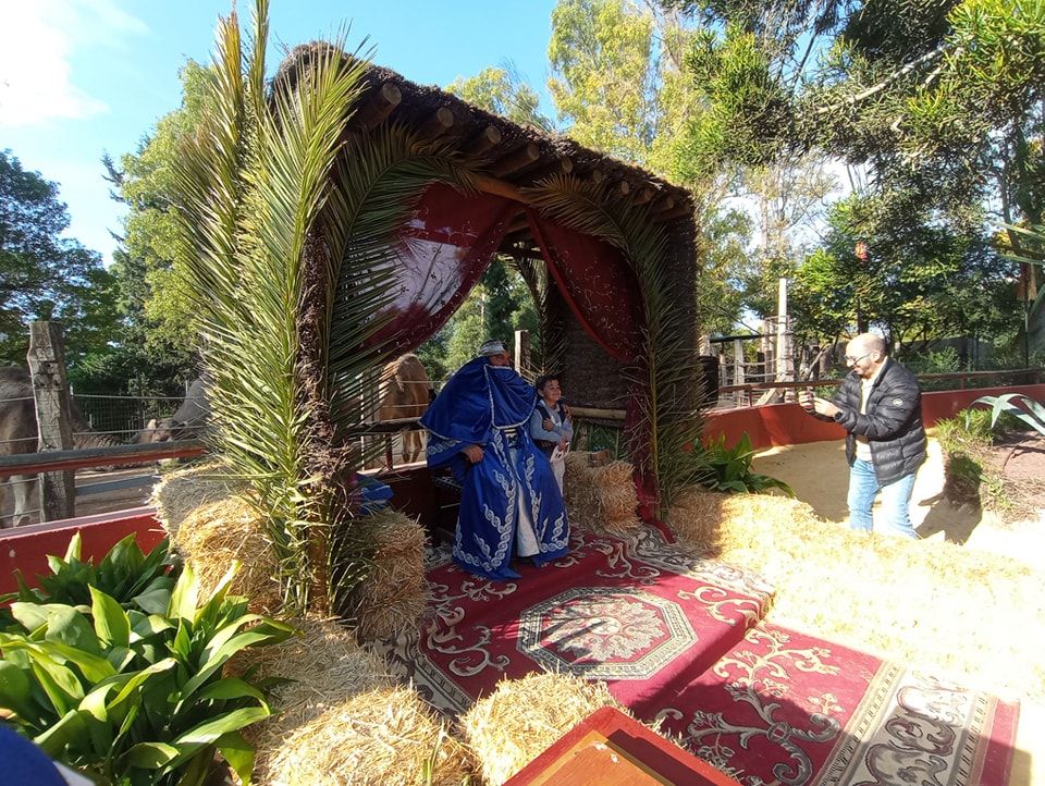 El Emisario Real Asad ya recibe las cartas a los Reyes Magos en el Zoobotánico de Jerez.