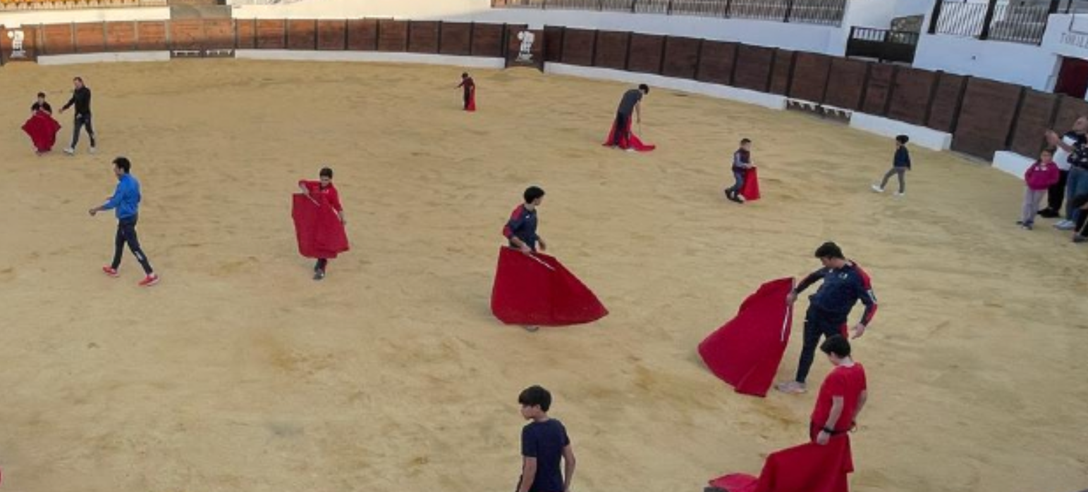 La actividad taurina entre menores organizada por la Junta con fondos de Igualdad.