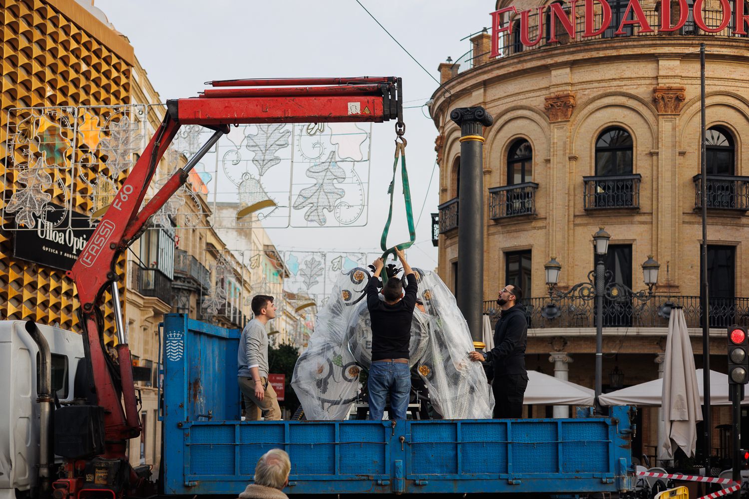 Así ha sido la colocación del reloj del Gallo Azul