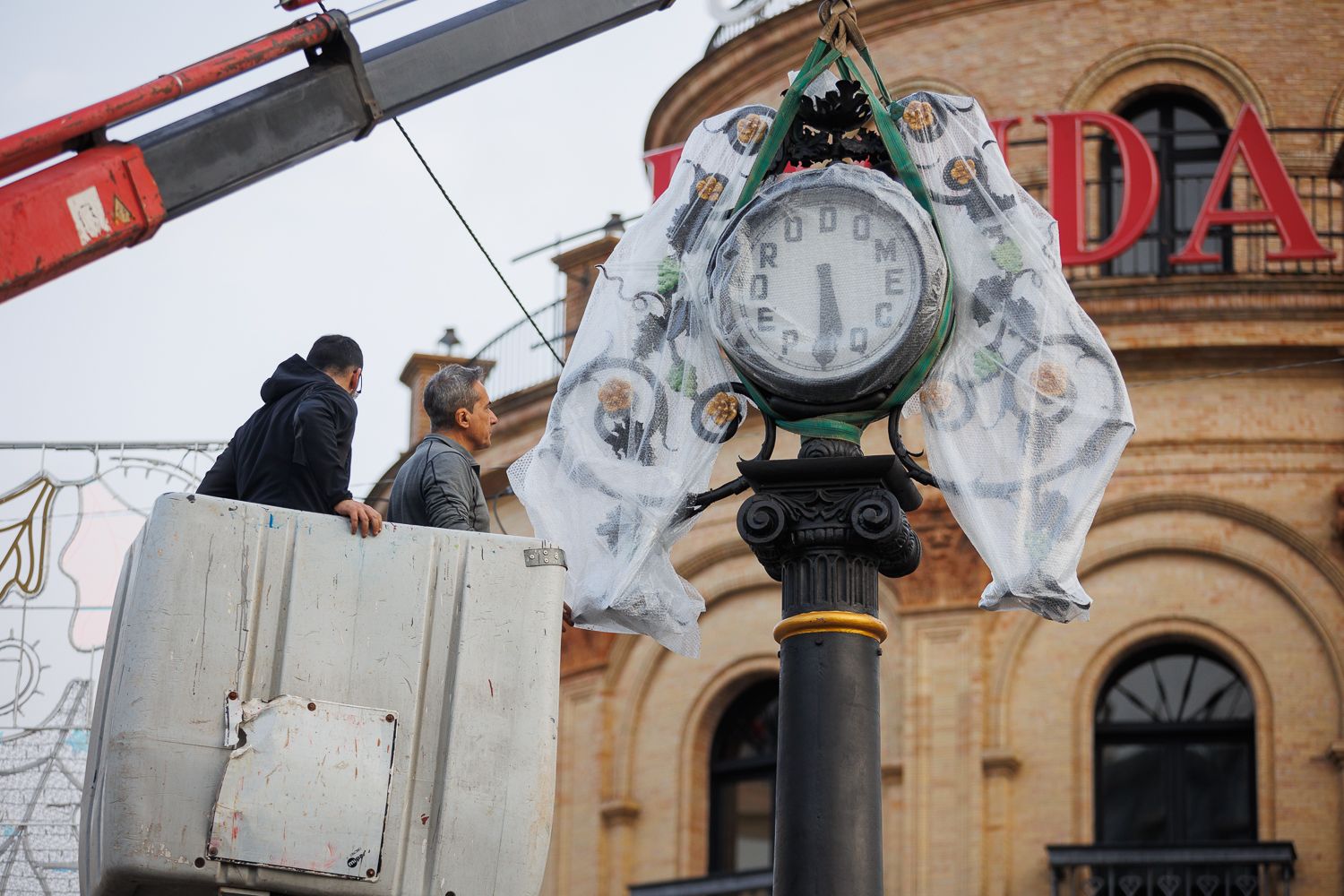 Así ha sido la colocación del reloj del Gallo Azul