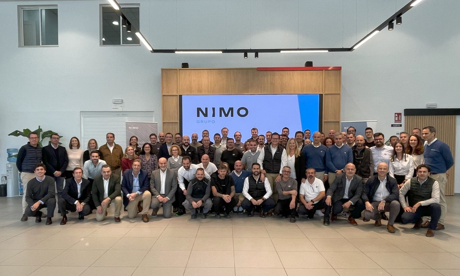 Empleados de Toyota Hispaljarafe posando en las instalaciones de la empresa adquirida por el Grupo Nimo. 