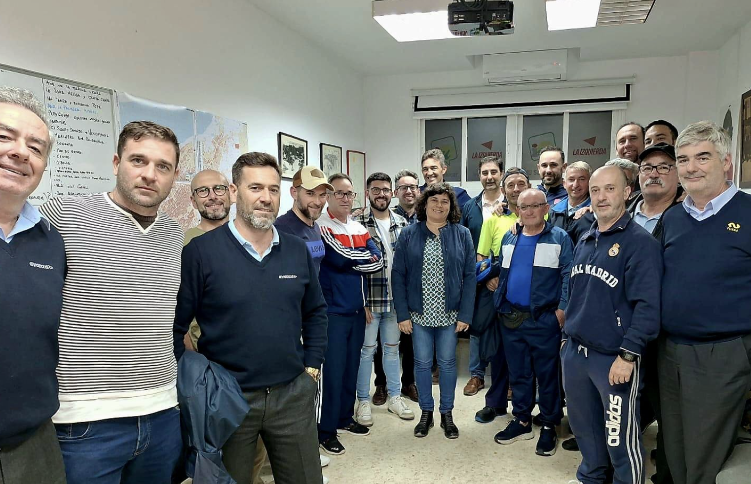 Trabajadores del servicio de autobuses urbanos de Sanlúcar, junto a la alcaldesa Carmen Álvarez.