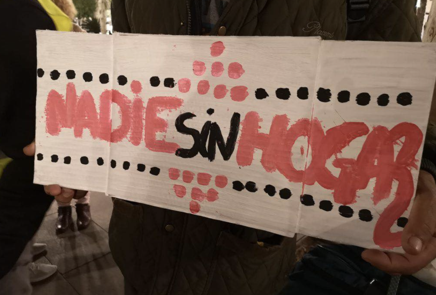 Una persona muestra un cartel con una clara reivindicación: "Nadie sin hogar". Una persona muestra un cartel con una clara reivindicación: "Nadie sin hogar".