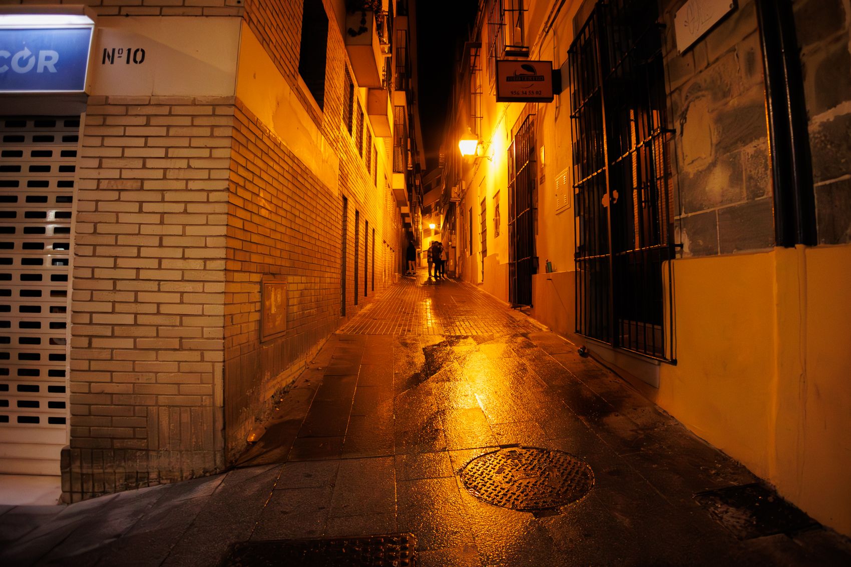 Los efectos nocivos de las Zambombas en Jerez, a debate y regulación con una nueva ordenanza municipal. En la imagen, río de orina en una calle céntrica.