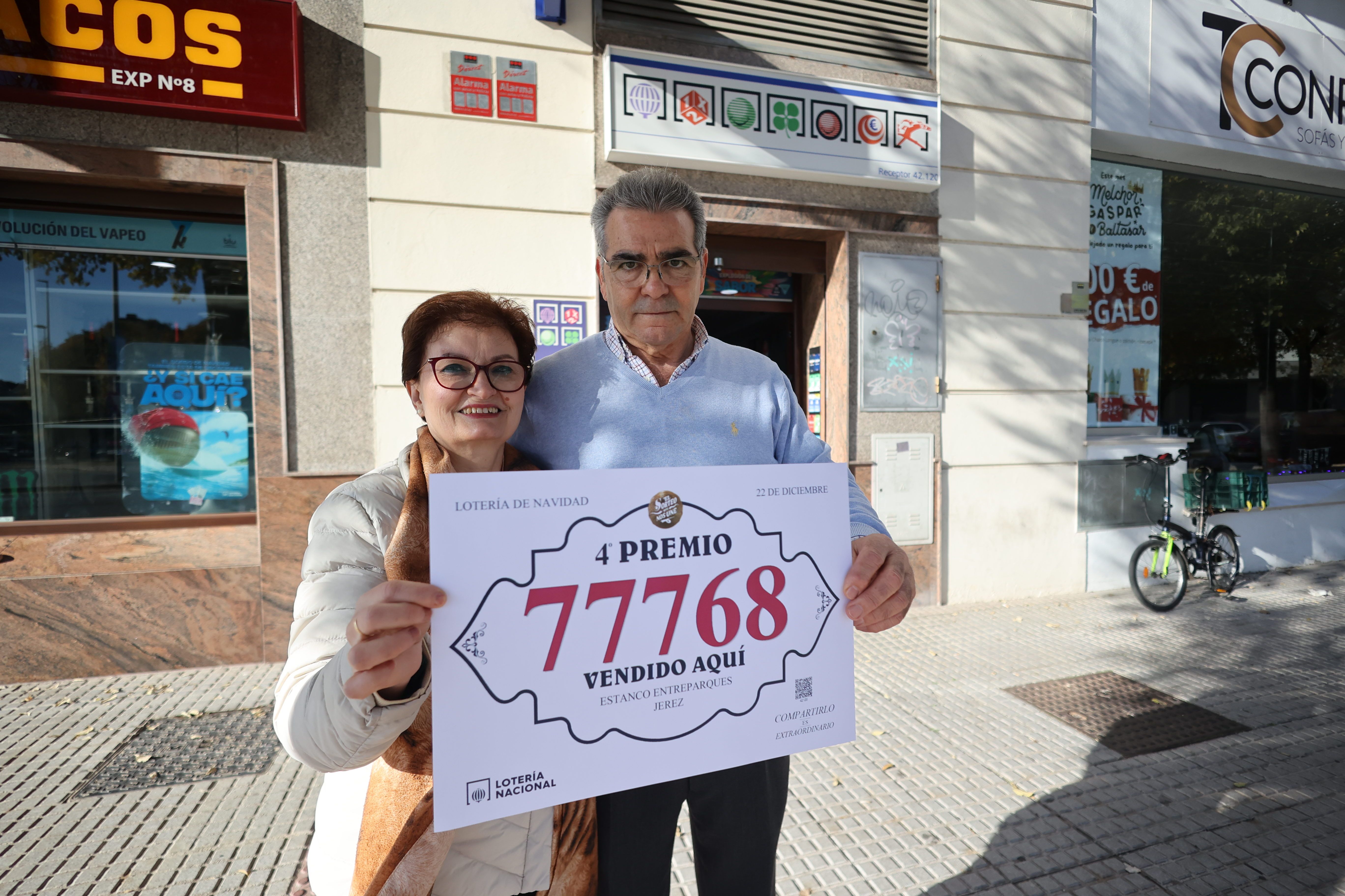 Juana y Juan, de la avenida Caballero Bonald, en Jerez, donde han vendido un cuarto premio. Juana y Juan, de la avenida Caballero Bonald, en Jerez, donde han vendido un cuarto premio.