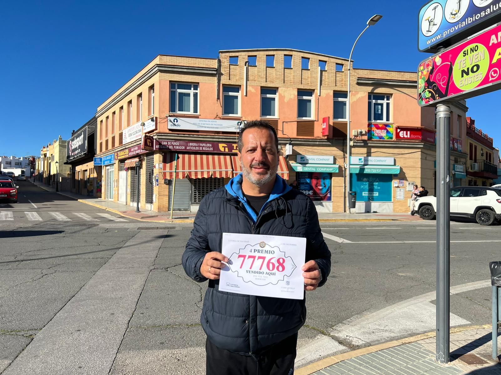 José María Ruiz, con su premio frente al negocio, en la avenida del Aljarafe de Bormujos.
