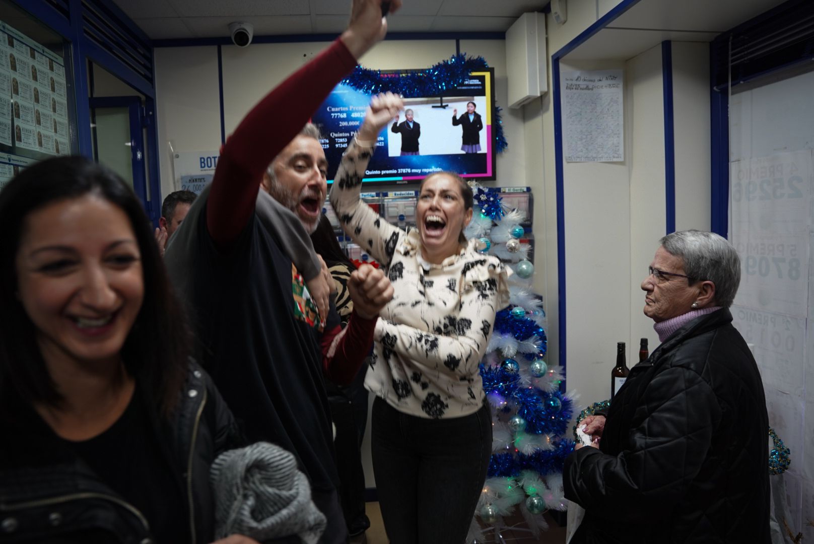 Alegría en Cádiz tras uno de los dos quintos premios que ha dado El Gato Negro.