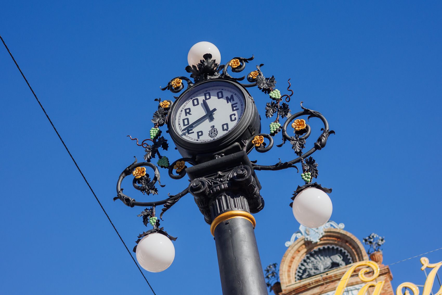 El reloj de Domecq, frente al Gallo Azul de Jerez. El reloj de Domecq, frente al Gallo Azul de Jerez.