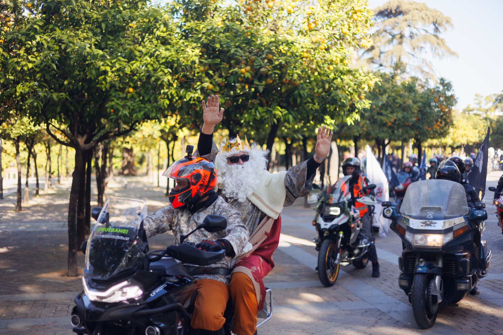 Los Reyes Magos recorren las calles de Jerez en Moto