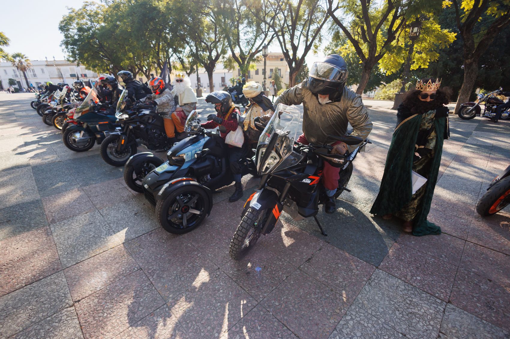 Los Reyes Magos recorren las calles de Jerez en Moto