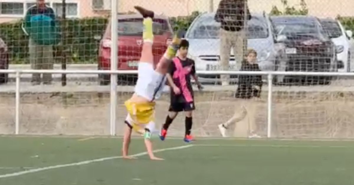 Acrobacia de Martina tras marcar un gol.